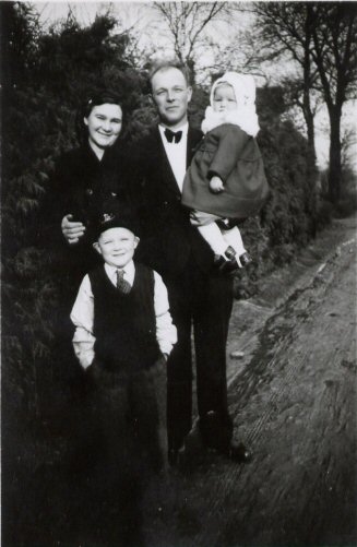 Gunnar med sin mamma Ida och storasyster Inez