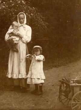 Gunnar med sin mamma Ida och storasyster Inez