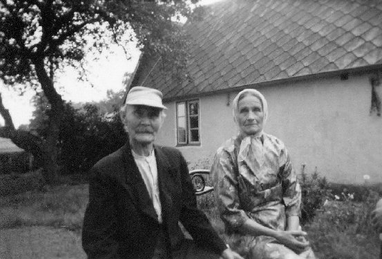 Johan och Ida utanfr sitt hem i Sandbck