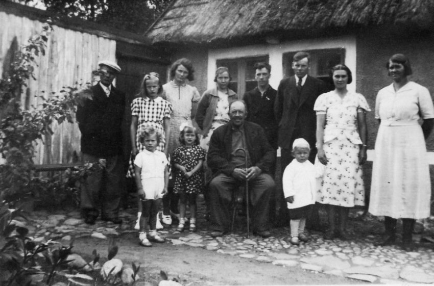 Nils 80 årsdag den 28 juli 1940 
Bakre raden från vänster: Brandt, Elvi, Inez, Margit, Malte, Emil, Aina som håller Bo i handen , Agnes. 
Främre raden: Torsten, Tora och Nils. 